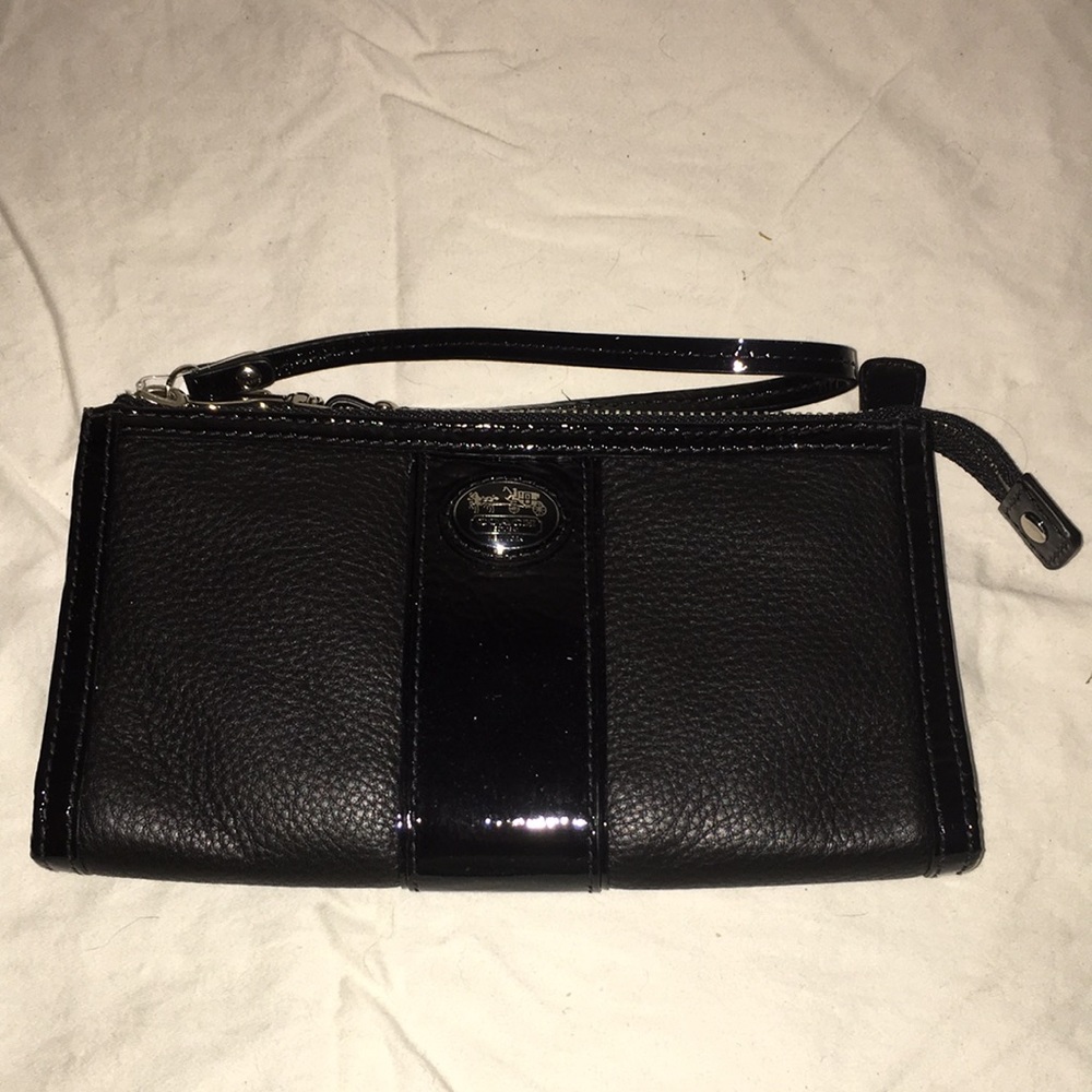 NWT - Coach Patent Leather Zippy Wristlet